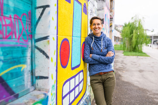 Barbara Andrä vor bunter Wand