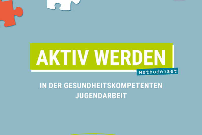 Ein Teil des hellblauen Covers des Methodensets "Aktiv Werden" zeigt den Schriftzug und Puzzleteile