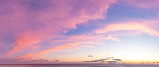 dramatic colorful sunset sky over mediterranean se 2026 09 23 22 34 49 utc niedrige auflösung